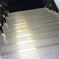 Plaque perforée antidérapante en acier inoxydable ASTM 304 Texture crocodile pour marches d'escalier industrielles et rampes de sécurité