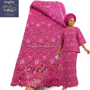 Tela de Encaje Guipur Africano Rosa <span class=keywords><strong>Fucsia</strong></span> con Bordado Floral Paisley y Pedrería Multicolor para Vestidos Nigerianos Aso Ebi - Product Image 1