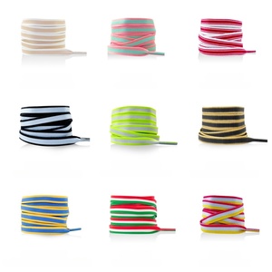 รองเท้าผ้าใบลายทางสามสีพร้อมเชือกผูกรองเท้าพิมพ์ลาย รองเท้ากีฬาลำลองสำหรับวิ่งและเดิน - Product Image 1