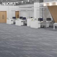 Gewerbliche PP-Teppichfliesen 50x50cm Vielseitige Graue Nadelstreifen-Schlingenflor-Modulböden für Büros und Hochfrequenzbereiche