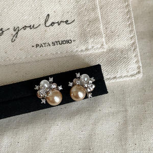 Pendientes de perlas de flores de moda exquisito estilo coreano dulce mujer perla flor temperamento pendientes al por mayor - Product Image 3