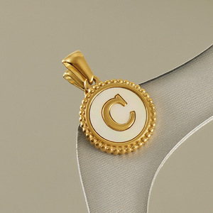 Colgante de Letra con Madreperla |   Colgante Redondo con Inicial del Alfabeto en Acero Inoxidable Chapado en Oro PVD de 18K |   Impermeable e Hipoalergénico - Product Image 3