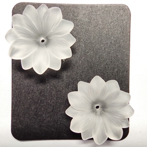 F171 Pierre précieuse en vrac de 20 mm, en quartz blanc dépoli, de forme florale, artisanale, pour la création de bijoux - Product Image 3