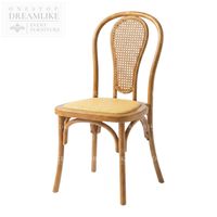 Chaise de mariage moderne en PP imitation bois avec dossier en cannage et assise tressée pour la location d'événements – Fournisseur direct d'usine pour commandes en gros