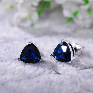 Mini orecchini a triangolo per donna, gioielli geometrici semplici e scintillanti per le orecchie - Product Image 6