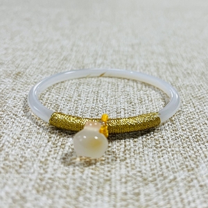 Bracelets en pierre de jade naturel blanc grisâtre clair avec cordons jaunes dorés et pendentif beige clair - Product Image 2