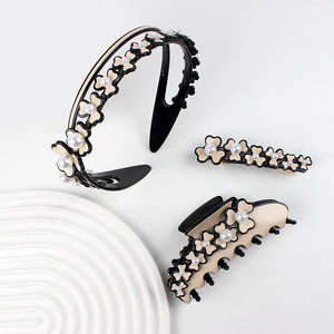 Nueva Colección Alexander Heartstring, Accesorios para el Cabello de Moda para Mujer, Diadema Grande con Flores de Acetato Beige e Incrustaciones de Perlas - Product Image 2