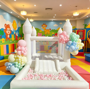 Château gonflable blanc avec toboggan et piscine à balles, château de saut pour enfants pour fête d'anniversaire en plein air - Product Image 1