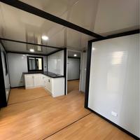 Maison conteneur pliable et extensible en acier préfabriqué, 2 chambres, 1 salle de bain, entièrement meublée, installation rapide et économique, pour usage résidentiel ou bureau.