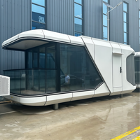 Maisons conteneurs de luxe de 40 pieds, de style capsule, personnalisées en usine, adaptées aux complexes hôteliers et aux hôtels, avec fenêtres panoramiques en verre.