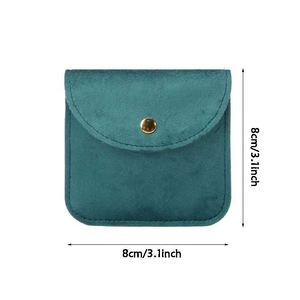Pochette en velours doux personnalisable avec fermeture à bouton 8x8cm, pochette réutilisable à pression pour emballage artisanal de montres, bracelets et bijoux - Product Image 5
