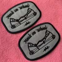 Patch brodé personnalisé en tissu sergé avec logo, badge brodé thermocollant avec logo de marque pour vêtements, vente en gros