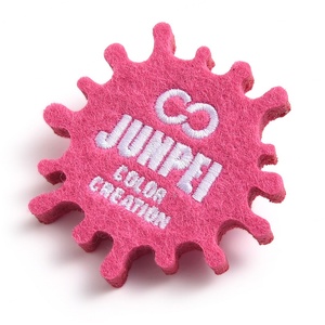 Insignia Bordada con Logotipo Personalizado, Botón de Plástico, Insignia de Fieltro Rosa, Clip para Insignia, Pin de Seguridad - Product Image 3