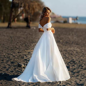 Vestido de novia de satén estilo 2025, largo hasta los hombros, para que las novias se preparen para la boda y salgan a celebrar. Sesión de fotos de viaje con un bosque en el fondo - Product Image 2