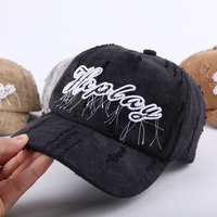Casquette de baseball non structurée en denim délavé de qualité supérieure avec broderie personnalisée, détails effilochés et coutures déchirées