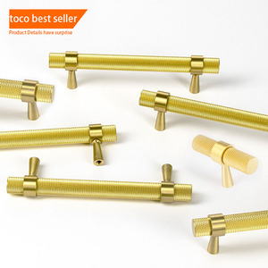 Toco — poignée de meuble en laiton au design antique, disponible en or brossé, idéale pour placard ou tiroir - Product Image 3