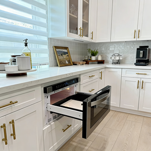 Ensemble d'armoires de cuisine blanches avec plan de travail en quartz blanc, armoires murales et de base modernes, armoires de cuisine directes d'usine - Product Image 6