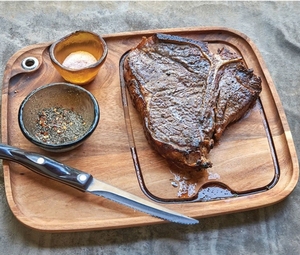 Planche à découper carrée en bois d'acacia de qualité alimentaire, durable et écologique, <span class=keywords><strong>pour</strong></span> servir les steaks, la pizza, le pain et les plats du soir – Idéale <span class=keywords><strong>pour</strong></span> les fêtes en cuisine - Product Image 3
