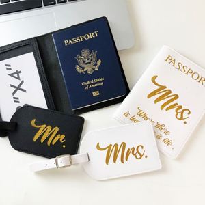 Housse de passeport et étiquette de bagage en cuir PU brillant, estampage or Mr et Mme, ensemble de documents de voyage noir et blanc pour couple - Product Image 1