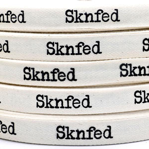 <span class=keywords><strong>Ruban</strong></span> de <span class=keywords><strong>coton</strong></span> biologique en gros d'usine logo personnalisé imprimé 2cm 3/4 pouces <span class=keywords><strong>ruban</strong></span> de <span class=keywords><strong>coton</strong></span> à chevrons <span class=keywords><strong>sergé</strong></span> blanc naturel - Product Image 3