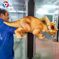 Marionnette à main personnalisée pour Halloween, dinosaure bébé Triceratops réaliste, en vente pour les parcs d'attractions et les centres commerciaux