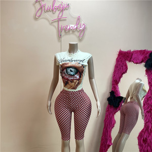 Ensemble deux pièces pour femme : débardeur slim à col rond avec imprimé lettres et rivets, et short à pois - Product Image 2