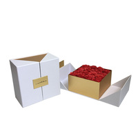 Boîte cadeau unique en carton rigide carré avec couvercle à rabat double porte, fleur de savon rose, gaufrage, fermeture magnétique pour rouge à lèvres