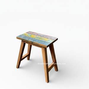 El taburete Rita Gap presenta un trabajo artesanal único en madera recuperada, colores vibrantes y un diseño compacto. - Product Image 1
