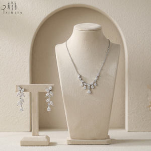Collier en or blanc massif 18 carats de qualité exceptionnelle avec cluster de diamants de formes variées, bijoux fins pour femmes, à porter lors d'occasions formelles - Product Image 5