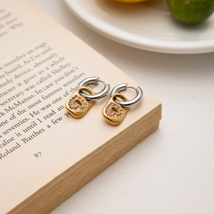 Pendientes de aro con forma de candado y diamantes de imitación rosas, de acero inoxidable chapado en oro para mujer, para uso diario. - Product Image 4