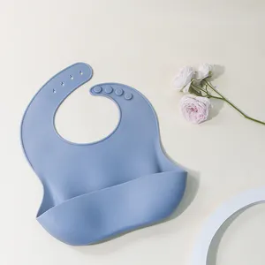 Bon marché, bavoirs drôles réutilisables sans BPA pour bébé, vente en gros, petit bavoir d'alimentation en silicone imperméable pour bébé