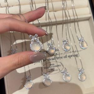 Collar con Colgante de Plata de Ley S925, Diseño Vintage Tejido, Flor de Iris Hueca Dorada, para Mujer, Estilo de Lujo de Alta Gama, con Circonita - Product Image 4