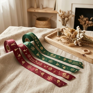 Kerstlint op maat, gouden folie bedrukt, polyester satijn, rol 25mm, 50 yards, milieuvriendelijke kerstverpakking - Product Image 1