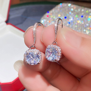 Orecchini pendenti con gancio a forma di pesce con pietra scintillante dal taglio quadrato per le donne, gioielli semplici in stile ufficio - Product Image 2