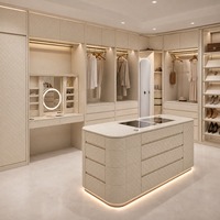 Dressing en cuir avec rangements sur mesure en cuir, îlot à bijoux et éclairage pour armoire, pour un rangement personnalisé