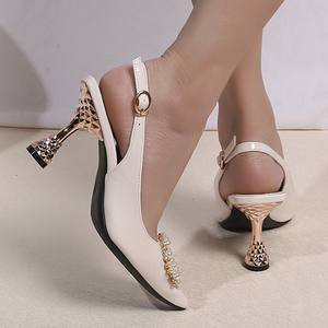 Chaussures pour dames Vente en gros Logo personnalisé Sandales à talon chaton pour femmes Mode blanche Escarpins à bout pointu avec perle Escarpins de bureau - Product Image 4