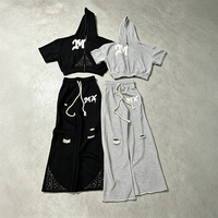 Ensemble de survêtement streetwear oversize 2 pièces : sweat à capuche zippé avec patch brodé personnalisé et pantalon évasé déchiré à manches courtes