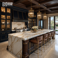 Meubles de cuisine BEIMEI Prestige Bleu Nuit avec incrustations dorées, îlot en marbre Calacatta cascade, armoires sur mesure pour manoir et villa