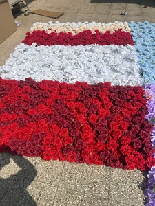 Mur floral artificiel à dégradé romantique avec des fleurs roses et rouges pour la décoration de mariage et de fêtes - Product Image 4