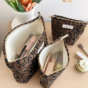 Grande trousse de maquillage portable en polyester à imprimé léopard, style mignon et tendance avec fermeture éclair - Product Image 5