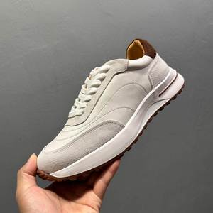 รองเท้าผ้าใบผู้ชายสีขาวเบจ หนังกลับผสมผ้าตาข่าย สไตล์เรโทร แบบผูกเชือก พื้นหนา ทำมือ ใส่สบาย น้ำหนักเบา เหมาะสำหรับวิ่งและใส่ลำลองในฤดูใบไม้ผลิ - Product Image 1