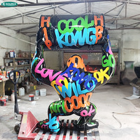 Sculpture de gorille géante colorée style graffiti tenant un baril de vin |   Décoration d'art urbain audacieuse pour la maison et le bureau