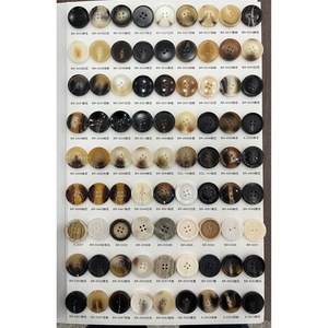 Échantillon de boutons ronds à 4 trous, style classique, teints, sans nickel, motif circulaire - Product Image 2