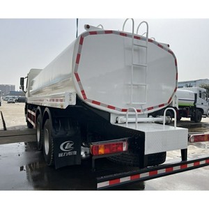 Camión Cisterna de Agua China Sinotruk HOWO 6x4 de 20cbm, Camiones Cisterna con Aspersor en Venta - Product Image 4
