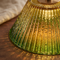 Lampe de table LED sans fil moderne avec abat-jour en verre dégradé ambre-vert, tige en laiton courbée, variateur de luminosité tactile continu, pour salle à manger et chevet, idéale pour mariage