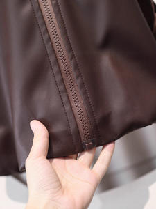 2025 осенний Детский комплект из двух предметов: коричневая куртка из искусственной кожи с принтом + сумка - Product Image 4