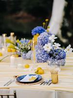 Rangkaian Bunga Hydrangea Biru Mewah Y-047 dengan Bunga Kuning, Dekorasi Meja Pernikahan Buatan untuk Acara