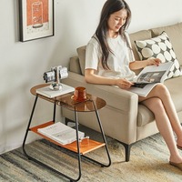 Table basse ovale moderne et durable à double plateau en verre avec structure métallique, design étroit et rangement ouvert pour salon et chambre à coucher