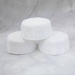 Gorro Kufi blanco bordado de algodón de alta calidad, tradicional sombrero árabe para exteriores. - Product Image 1