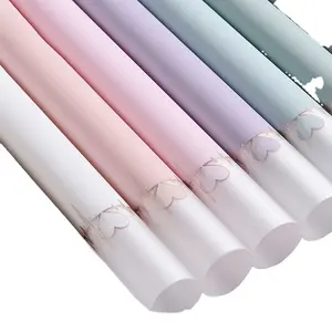 Acceptation des motifs de battements de cœur personnalisés, nouveau design, papier d'emballage pour fleurs en plastique imperméable, fournitures pour fleuristes - Product Image 1